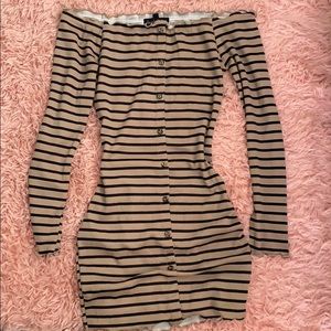 Off the shoulders knee length dress